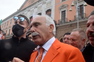 Bari, la protesta dei gilet arancioni 