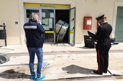 Grassano, ladri «strappano» la cassaforte dell'ufficio postale