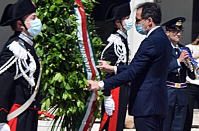 Bari, il ministro Boccia depone una corona al Sacrario 