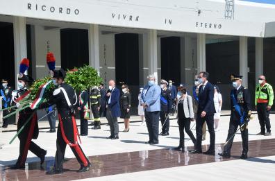 Bari, ministro Boccia depone corona al Sacrario. Flash mob del centrodestra sul lungomare 