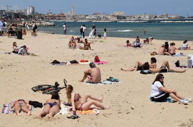 Fase 2 in Puglia, c'è chi cerca la tintarella ma le spiagge non sono affollate