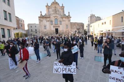 Matera, tutti in piazza contro la morte di George Floyd: il flash mob «Lasciateci respirare»