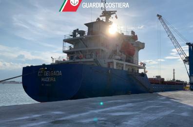 Nave portoghese non conforme a standard sicurezza bloccata da Guardia Costiera in porto Bari