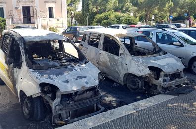 Bari, a fuoco nella notte due auto delle Poste Italiane