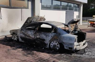 Ugento, brucia auto maresciallo Polizia Locale: indagano i cc
