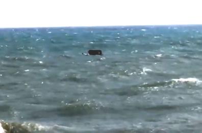 Anzio, peschereccio si ribalta per maltempo