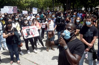 Bari, in 300 al sit-in per George Floyd: «Anche il razzismo è pandemia»