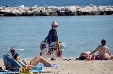 Vieste, vendita merce contraffatta in spiaggia: allontanati 5 ambulanti con Daspo