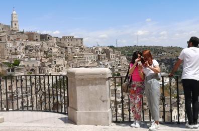 Matera, tornano i turisti nella città dei Sassi: complice la bella giornata