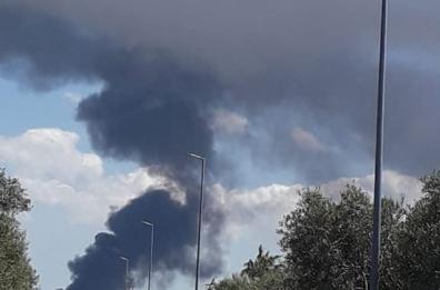 Bari, fiamme in un'azienda di trattamento rifiuti sulla ss96: in cielo fumo nero

