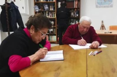 Bari, l'età e il Covid 19 non sono un limite: così 3 nonni preparano l'esame di terza media