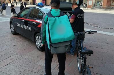 Caporalato tra i ciclofattorini, indagini anche a Bari