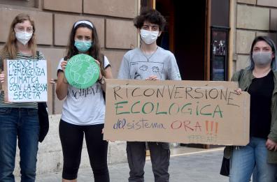 Bari, il sit-in di Fridays for future: bisogna ripartire dall'ambiente