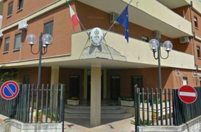 San Nicandro Garganico, scritta «Miserabili» con vernice davanti al Comune 