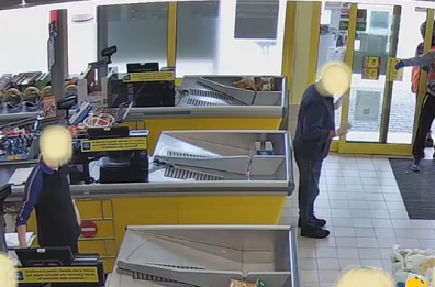 Palo, scappano dopo rapina al supermercato, rubano cellulare e biciclette: 2 arresti