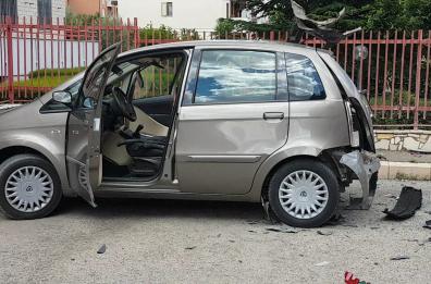 Orta Nova, esplode bomba in pieno giorno sotto auto di un radiotecnico