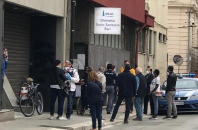 «Devo fare una visita. No, non può entrare»: caos a Bari al Poliambulatorio
