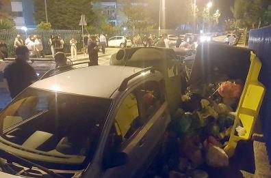 Bari, scontro fra due auto: travolti bidoni immondizia