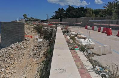 Bisceglie, un cantiere abbandonato in riva al mare : pericoli e disagi per i bagnanti
