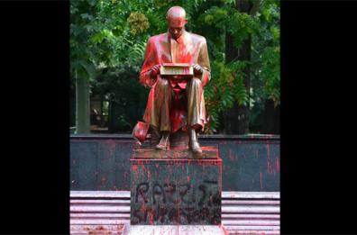 Indro Montanelli, sulla statua a Milano vernice e insulti