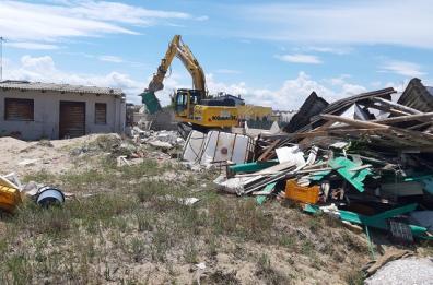 Lesina, Istmo, abbattute altre due case abusive
