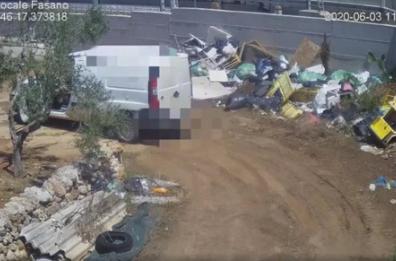 Fasano, gettano rifiuti per strada. Sporcaccioni su Facebook