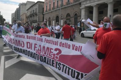 Bari, ambulanti e giostrai scesi in piazza: «Lasciati soli»