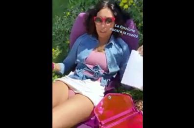 Caterina Balivo, incidente sexy giardino: gonna si alza e...