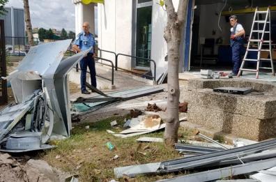 Palo, assalto con escavatore all'ufficio postale: bottino 50mila euro