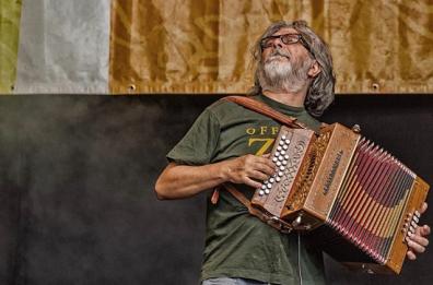 Donatello Pisanello, il co-fondatore di Officina Zoè pubblica il disco Ops, tra radici popolari e tradizione