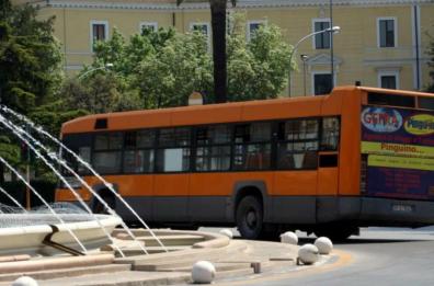 Foggia, ragazzini prendono a sassate autobus di linea