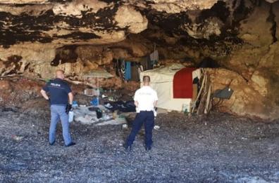 Monopoli, si accampa in grotta privata «sfrattato» giovane del Mali

