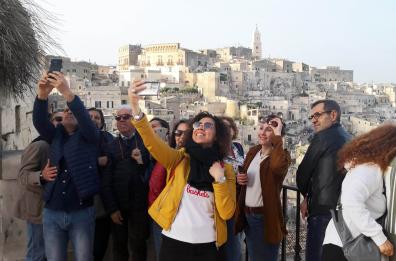 Matera, ecco i primi turisti, ma vanno ad alloggiare in Puglia