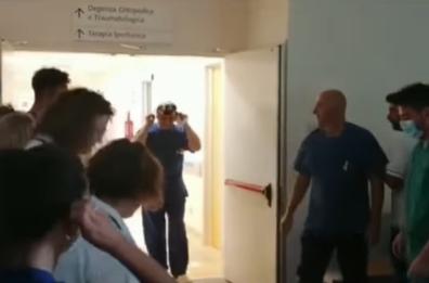 Lecce, chiude il reparto Covid del Dea Vito Fazzi: l'esultanza dei sanitari