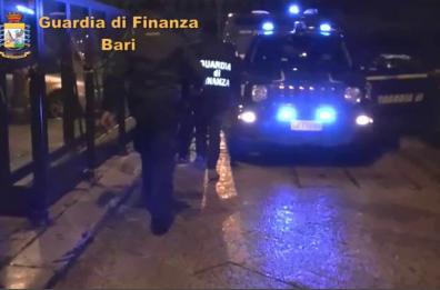 Bari, estorce 114mila euro a uomo minacciandolo di pubblicare foto intime: arrestata 35enne
