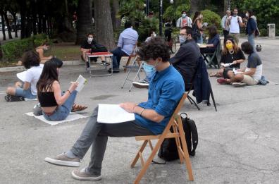 Aule studio ancora chiuse: universitari a Bari portano sedie e scrivanie in piazza