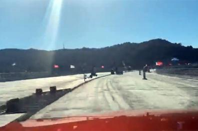 Ponte di Genova, prima auto attraversa la struttura