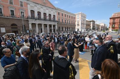 Bari, avvocati in piazza: «Salviamo la giustizia»