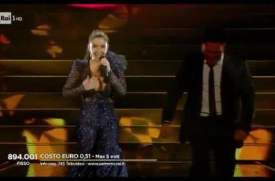 Sanremo 2020, incidente sexy per Elettra Lamborghini: balla e si apre la scollatura