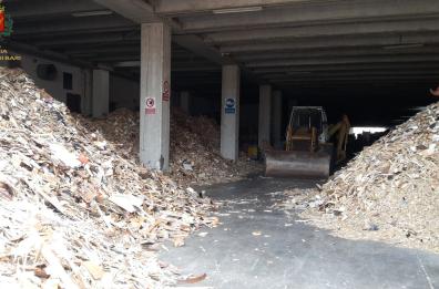 Bari, bazar abusivo di roba usata tra montagne di rifiuti dei traslochi: sequestri e denunce