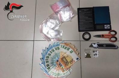 Cerignola, pusher getta la droga in una stufa a legna accesa nonostante il caldo: arrestato 22enne 
