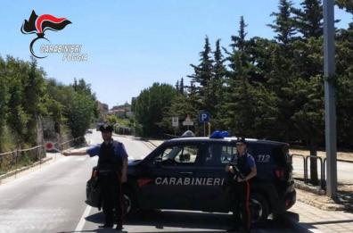 Per sfuggire al controllo dei cc ingoia la droga: 2 arresti nel Foggiano