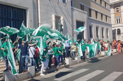 Puglia, protestano i delusi del Covid: bonus ai dipendenti? Un bluff