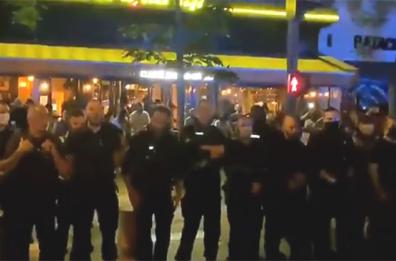 Parigi, protesta poliziotti a Bataclan contro accuse razzismo VIDEO