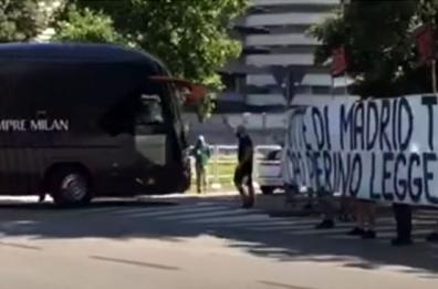 Milan, pullman risponde a striscione dedicato a Pierino Prati VIDEO