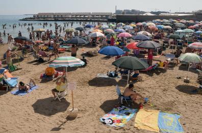 A Bari scoppia l'estate: la città si riversa in spiaggia, ma... dov'è il distanziamento?