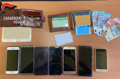 San Severo, ruba cellulari e soldi ai compagni nel ghetto: fermato maliano