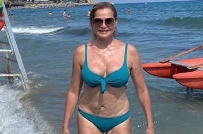 Simona Ventura in costume su Instagram: faccio ancora la mia porca figura