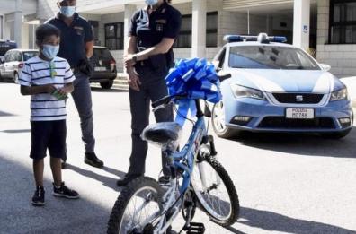 Brindisi, bambino di 7 anni perde la bici, la polizia gliene regala un’altra
