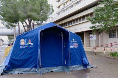 Taranto, tenda climatizzata per i pazienti in fila
